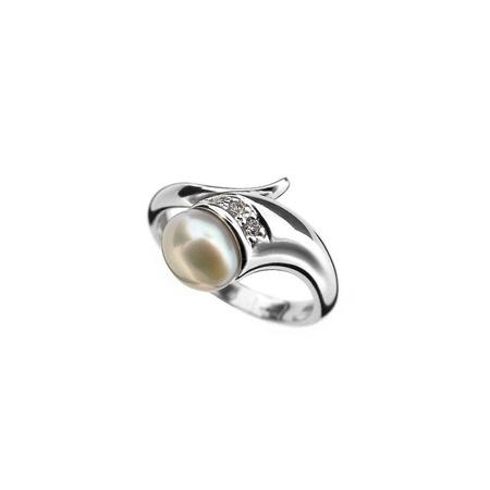 Silver ring with pearl