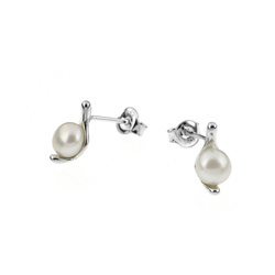 Silver earrings with natural pearl