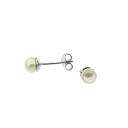 Silver earrings with natural pearl