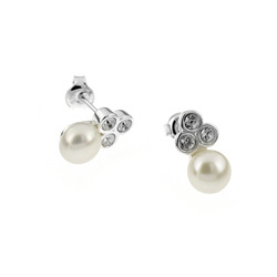 Silver earrings with natural pearl