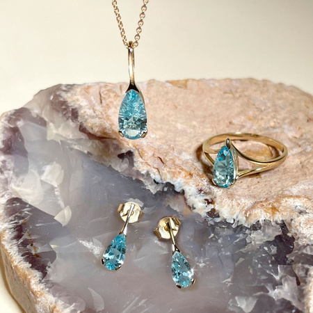 Gold pendant with blue topaz